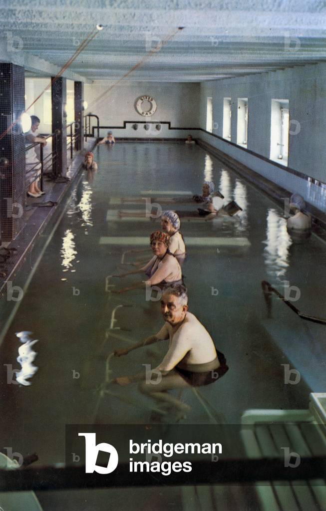 famous swimming pool of hot water in Splendid hotel in Dax (Landes, France) Postcard, c. 1965