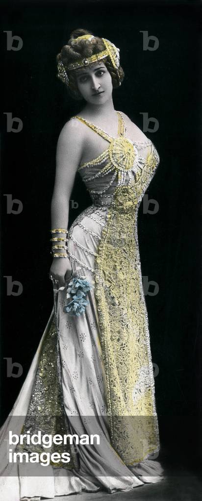 Melle Marville, french comedian, c. 1900, photo by Reutlinger