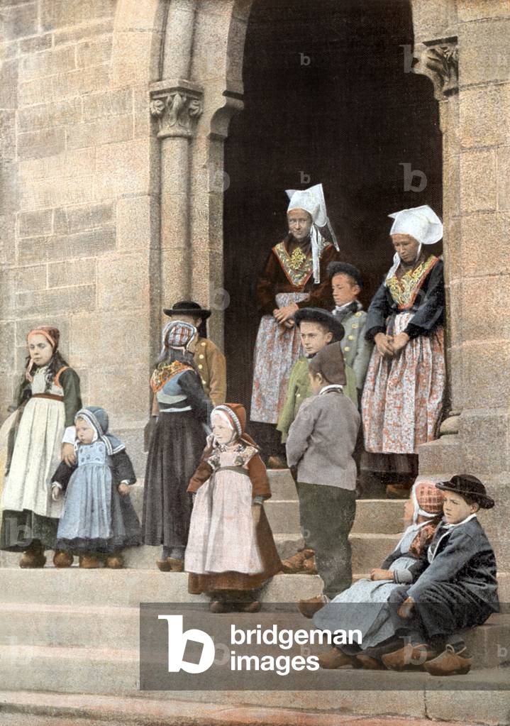 Traditional costumes in Plougastel, Postcard, c. 1900