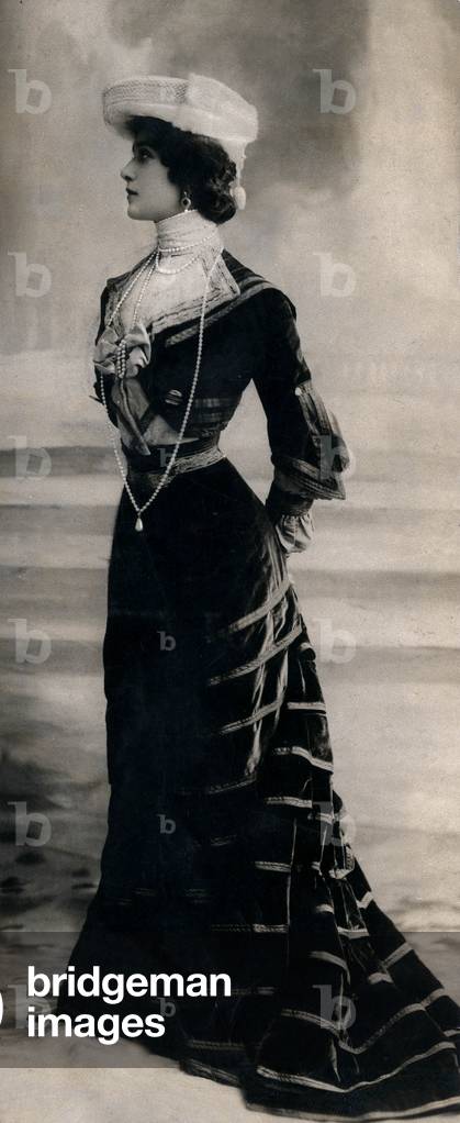 Elegant woman, c. 1900, photo by Reutlinger