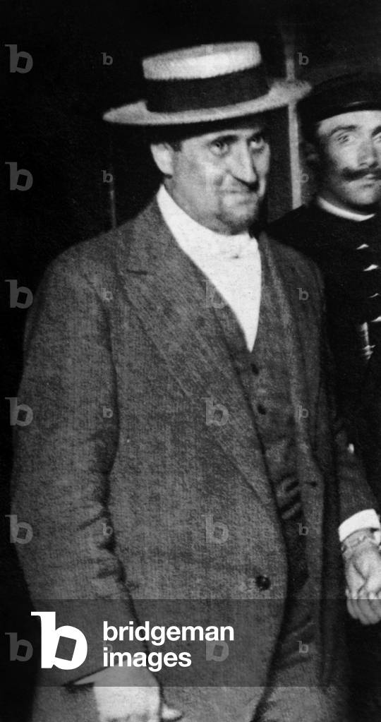 Poet Guillaume Apollinaire arrested for the theft of the Mona Lisa, he's with a policeman and had handcuffs, 1912