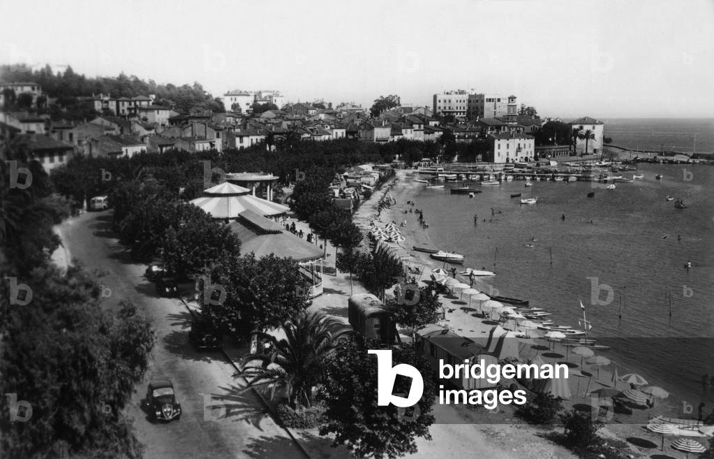 Sainte-Maxime sur Mer, France: seaside, Postcard, c. 1950