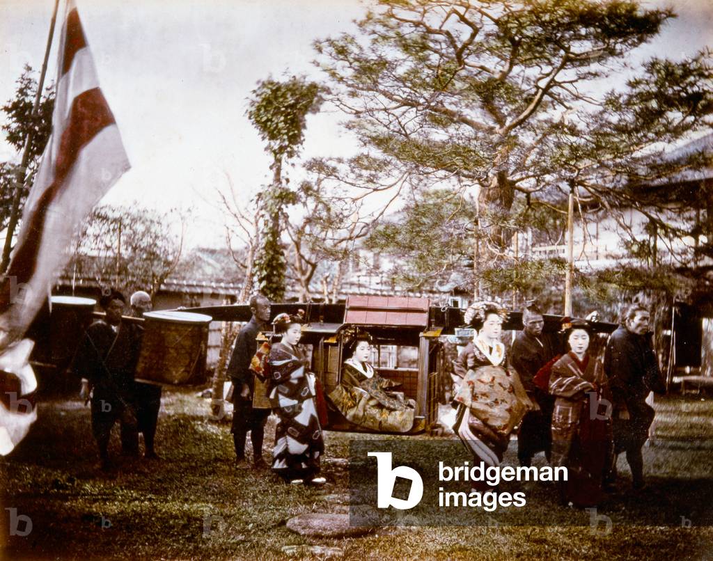 Procession of japanese courtesans with palanquin (kago) (photo)