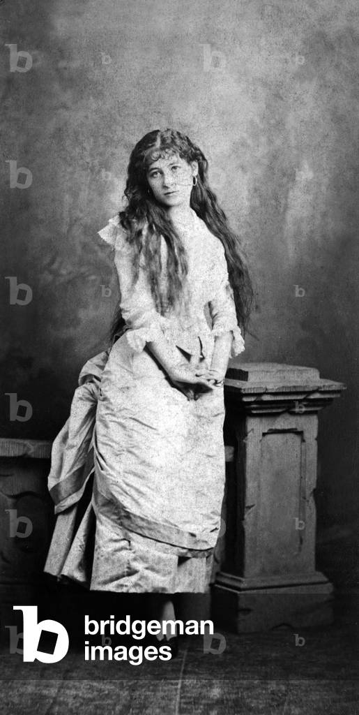 Young pensive woman, c. 1900, photo by Dupont (Brussels)