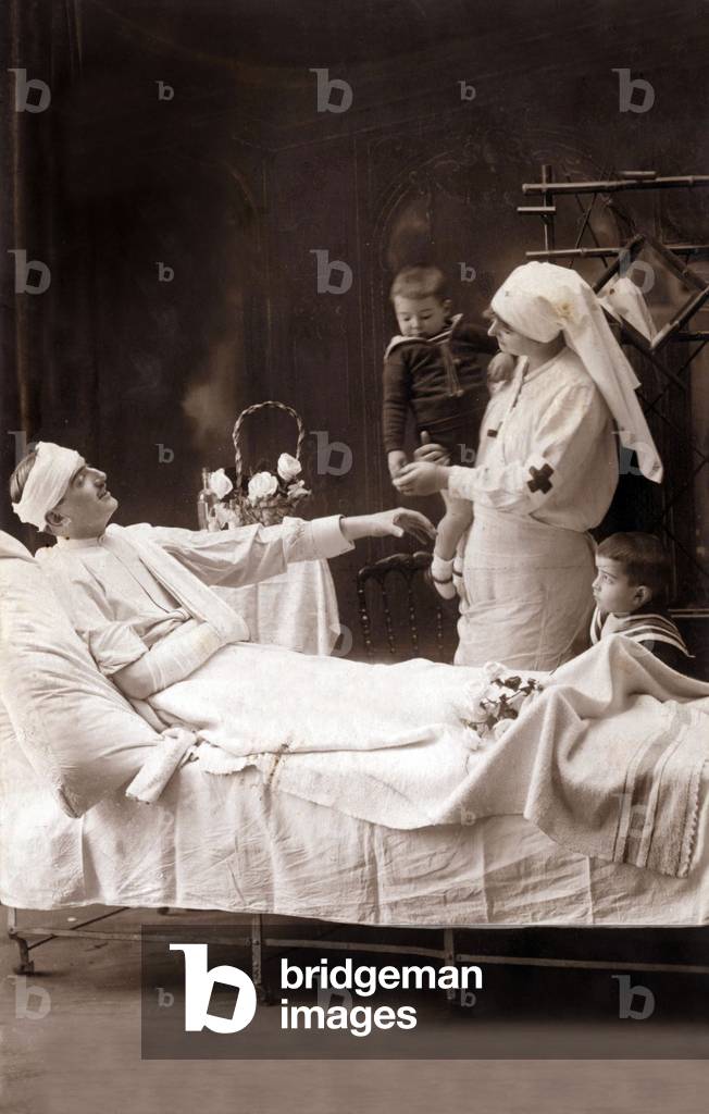 Postcard “We wish you good health and good year” A nurse bringing the children of an injured 1914