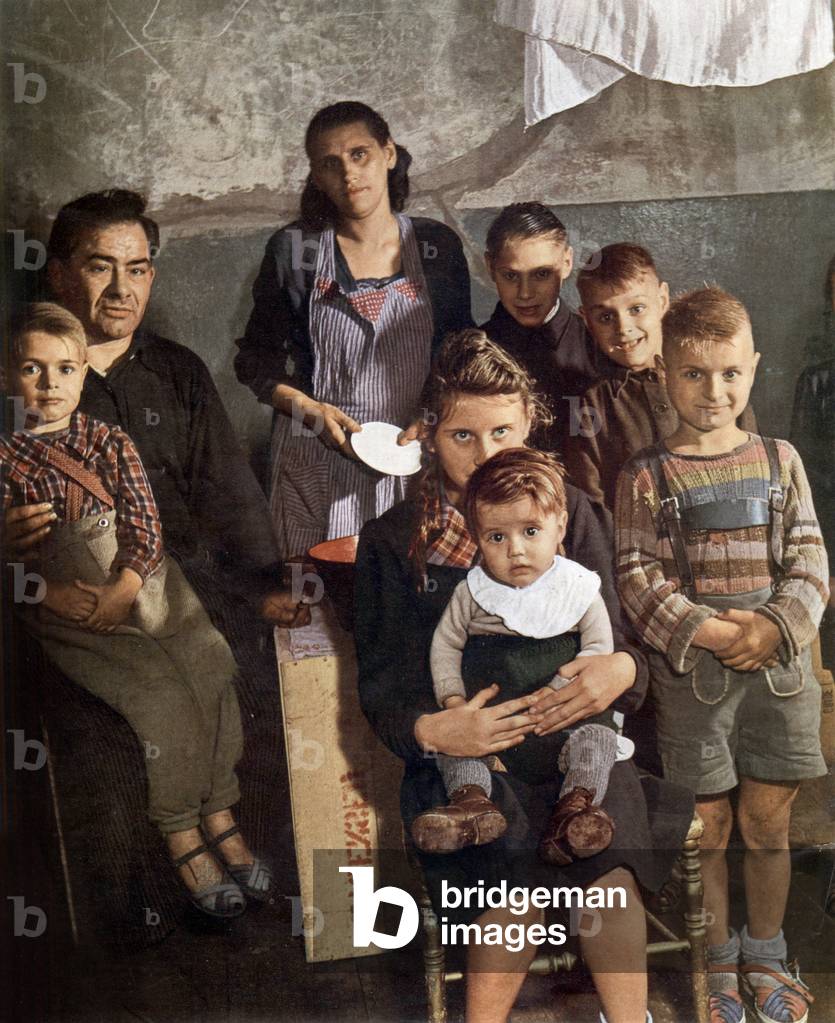 German working family in 1949 living in a 9 m2 with six children after the war in the FRG helped by the UNRRA fund