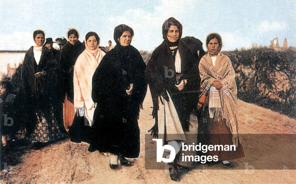 women from Aveiro , daily life in Portugal, early 20th century