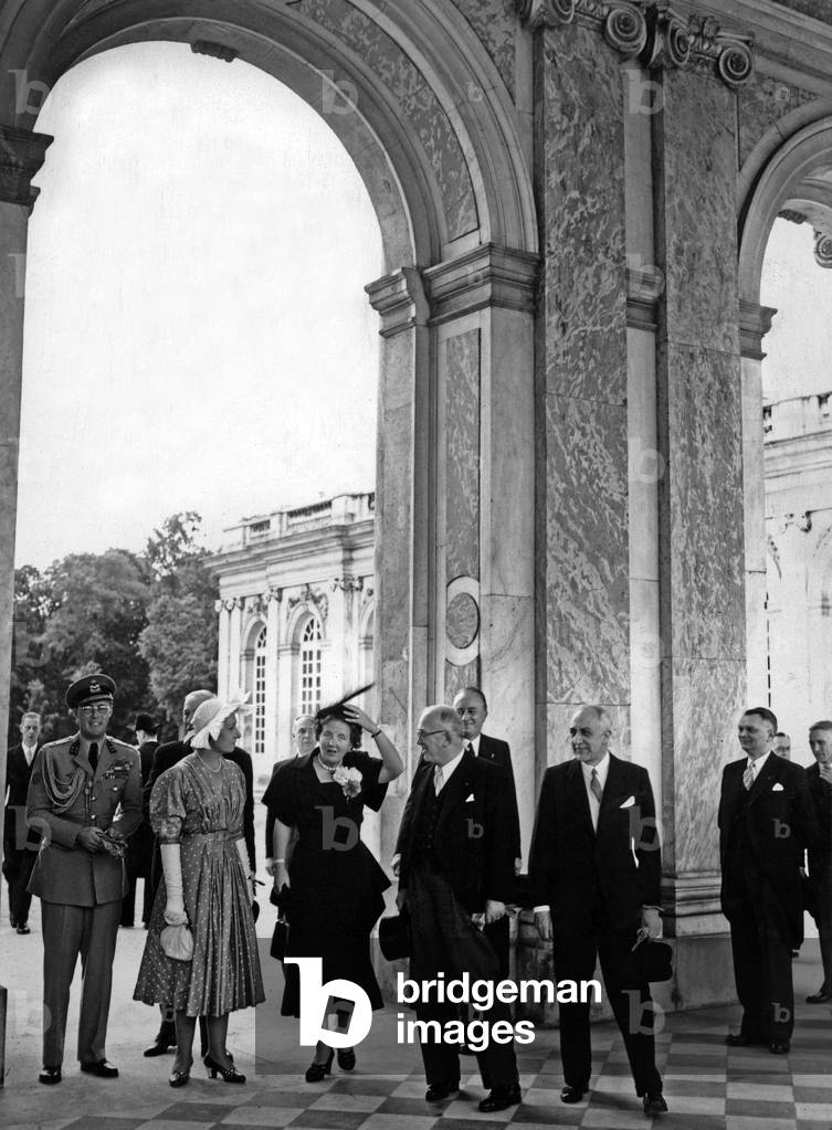 Prince Bernhard Leopold zur Lippe Biesterfeld (Netherlands), Mrs Michelle Auriol, queen Juliana of the Netherlands, french president Vincent Auriol and curator Charles Mauricheau-Beaupre at the Grand Trianon, Versailles, may 24, 1950