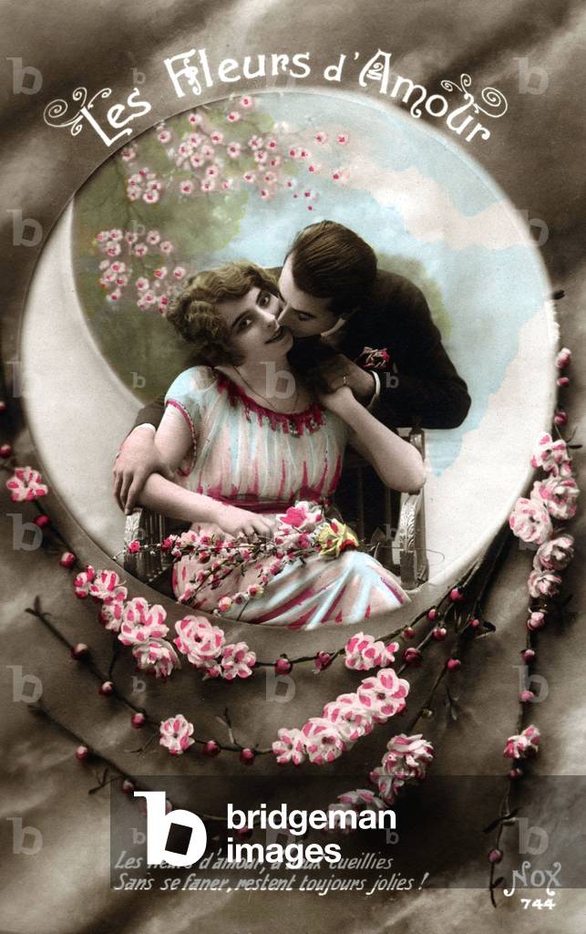 Flowers of love, couple of lovers, 1920's (Postcard)