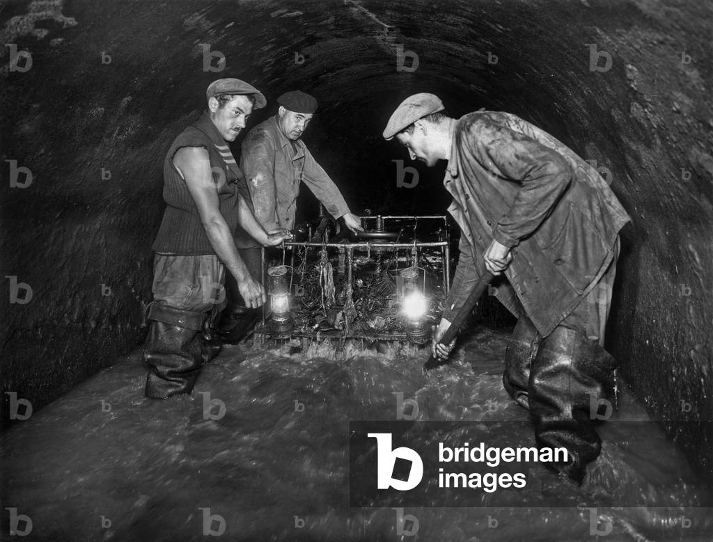 Sewers of Paris: opening of a gate to purge conduits c. 1950