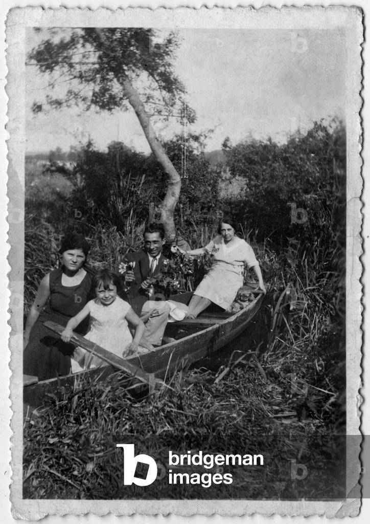 Freton family in a small boat, France, 1935 : Jeannine (child) and her father Jean