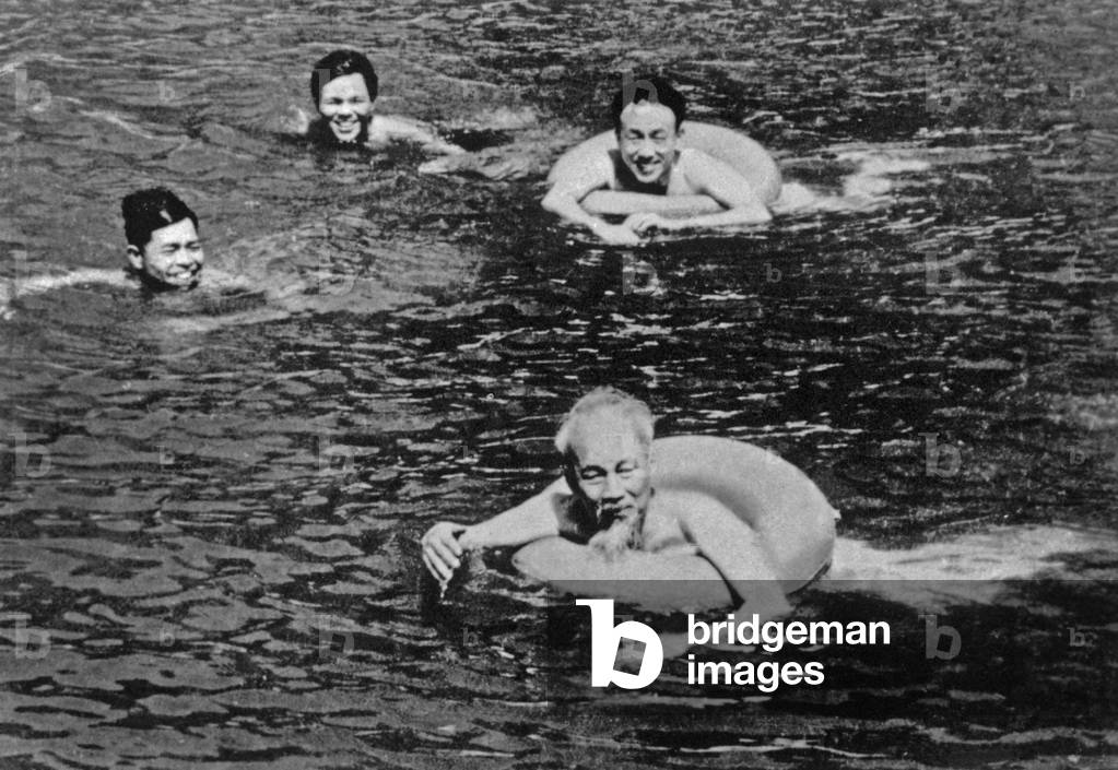 Ho Chi Minh practising swimming in 1962 (photo)