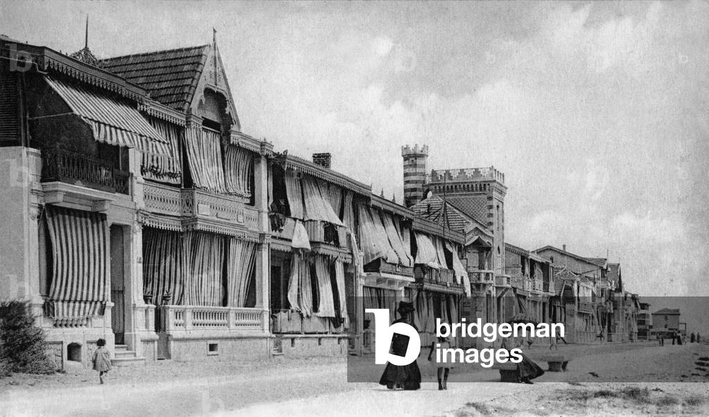 Villas and chalet-style houses on beach in Palavas les Flots (France), Postcard, c. 1910