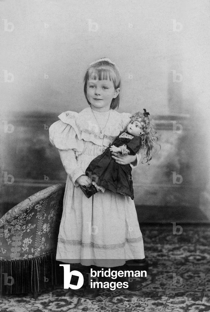 Little girl with her porcelain doll in Paris, c. 1900 'photo)