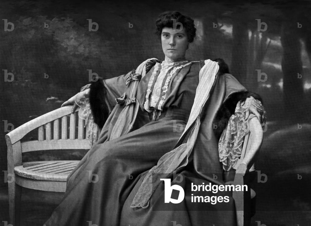 French actress Suzanne Despres (1873-1951), photo by Nadar from french paper 