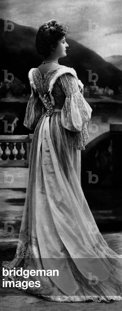 French comedian Leonie Yahne, c. 1900, photo by Reutlinger