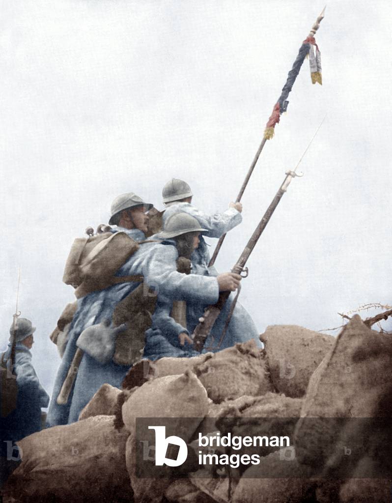 Colonel leaving the trench with his soldiers, Marne, 1915 (photo)