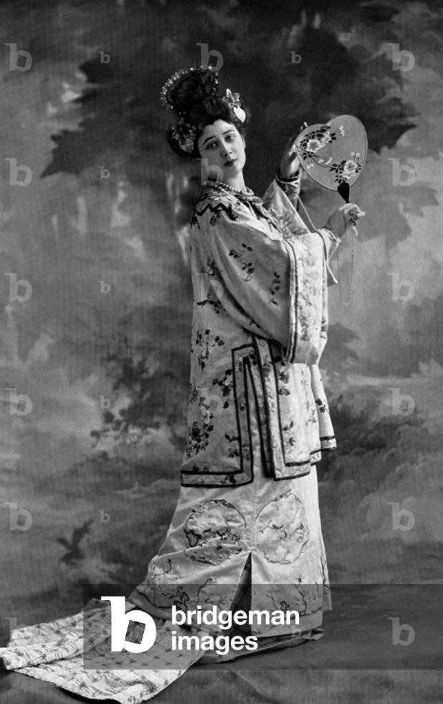 French comedian Melle Harlay as the Ocean in play 