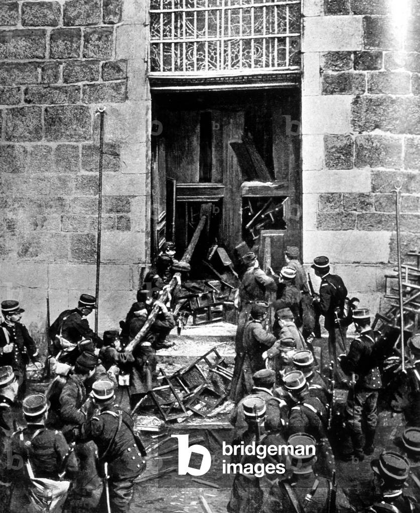 French policemen made an inventory of the goods of the State in the churches, 1905 (photo)