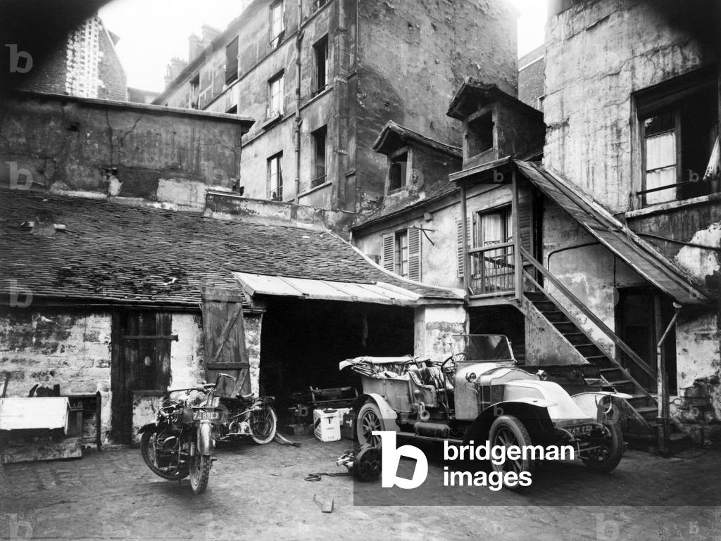 A courtyard in Paris, 1920's (photo)