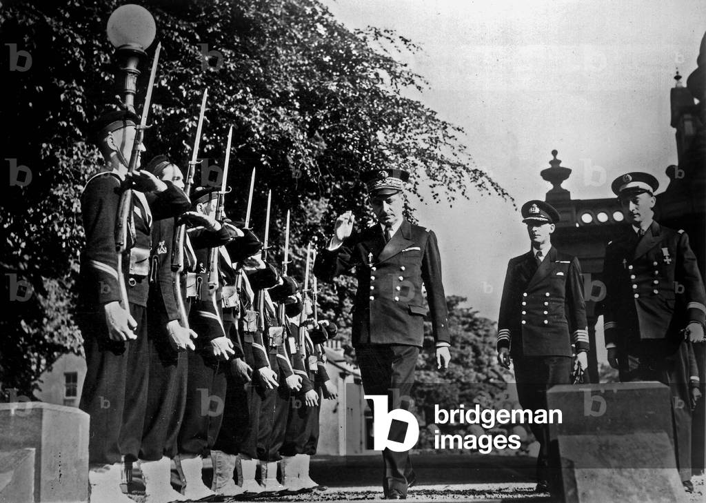 french Admiral Emile Muselier, major of french maritime forces then National superintendent to Navy and air forces in 1941-1942, here during medal ceremony with soldiers of the navy