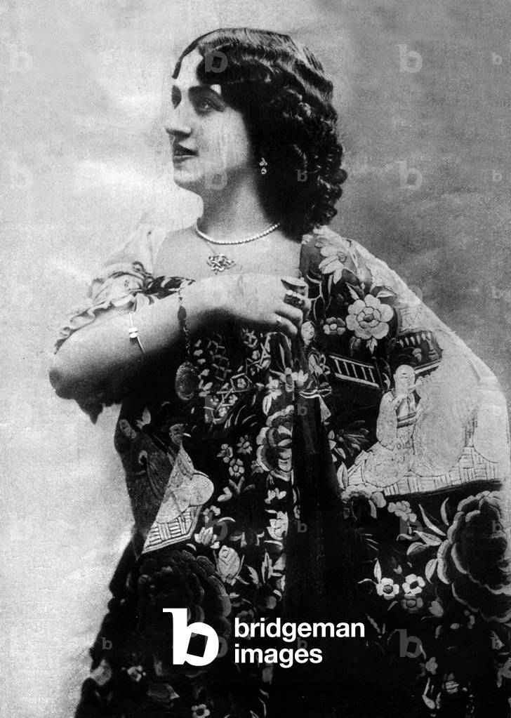 La Belle Oterita, french opera singer, photo by Arjalew, c. 1900