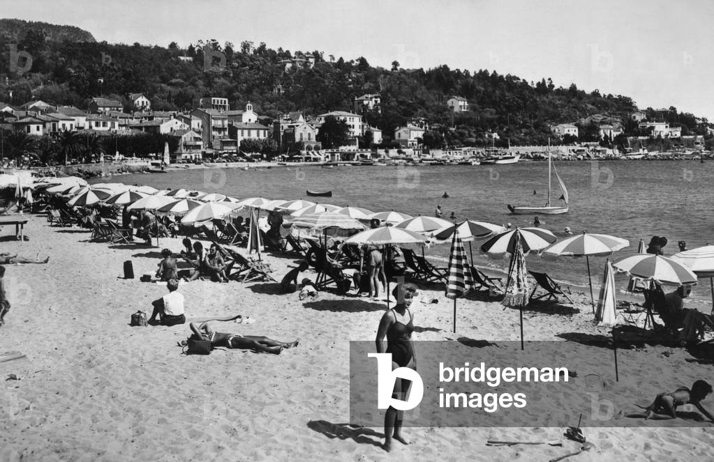 Le Lavandou, France: the beach, poscard, c. 1953