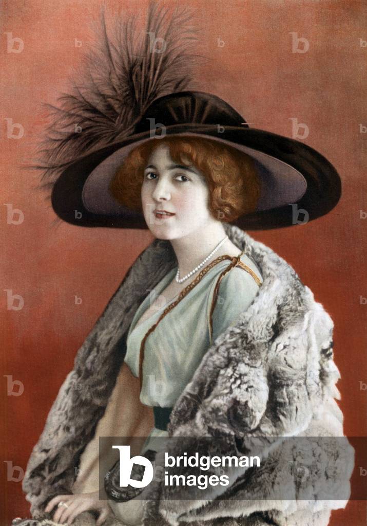 French comedian Monna Delza (1882-1821) in Paris, photo from french paper 