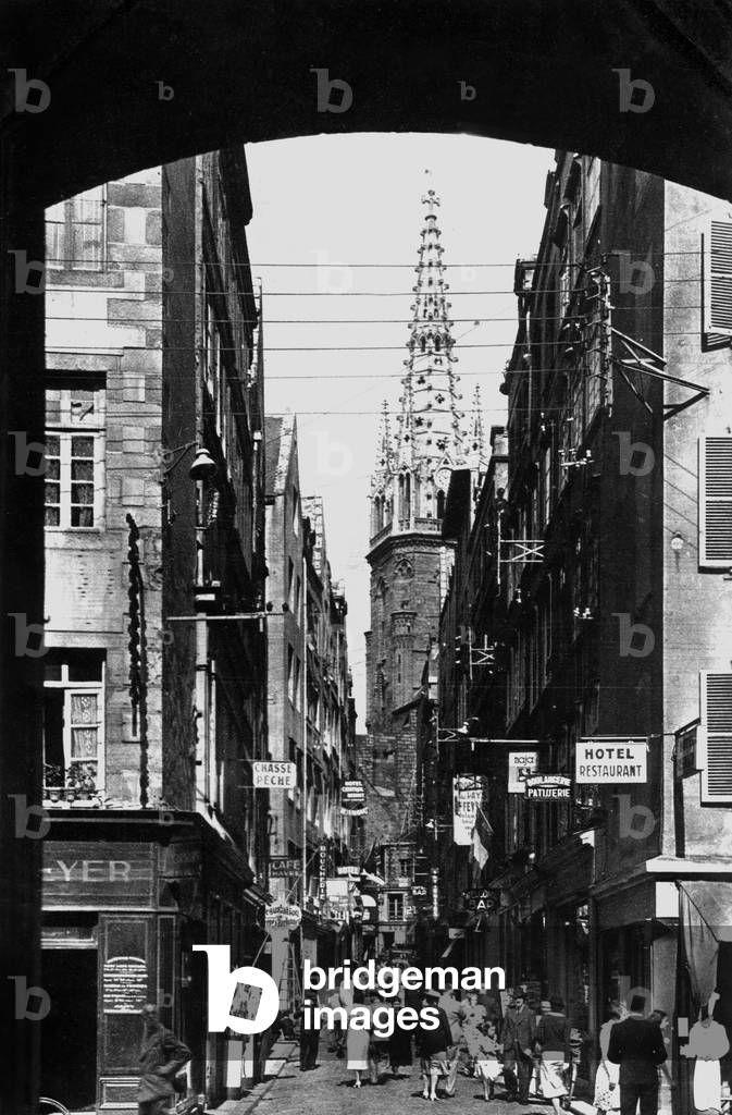 The big street and the cathedral in Saint Malo (Brittany, France), Postcard, 1945