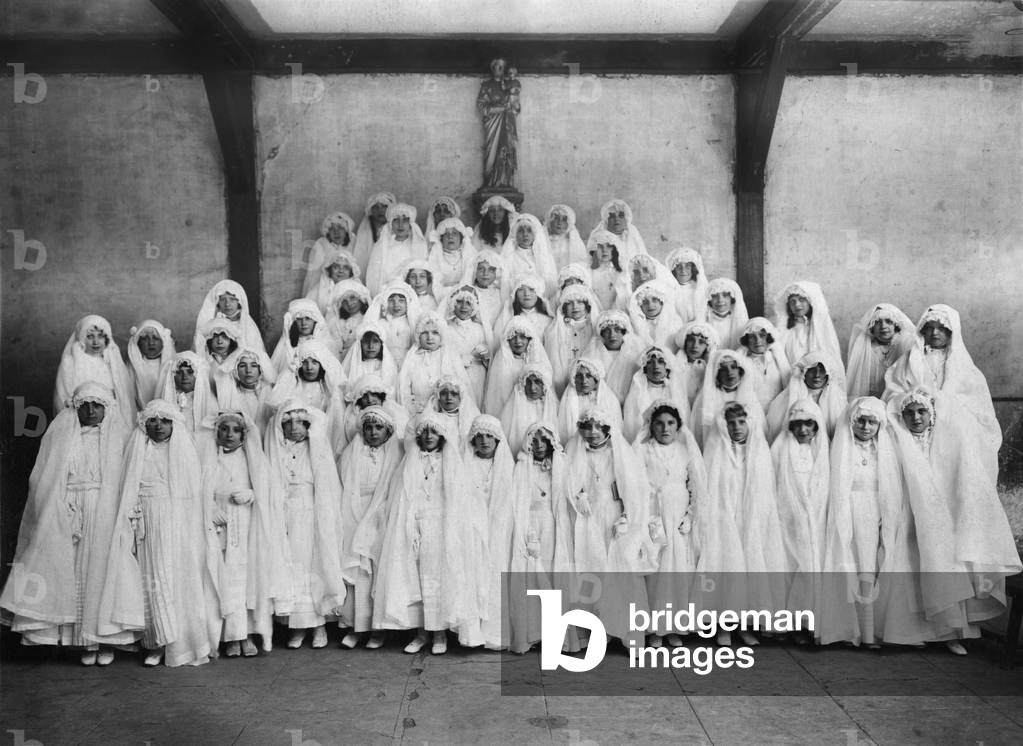 Girls of a catholic school at first communion, c. 1955 (b/w photo)