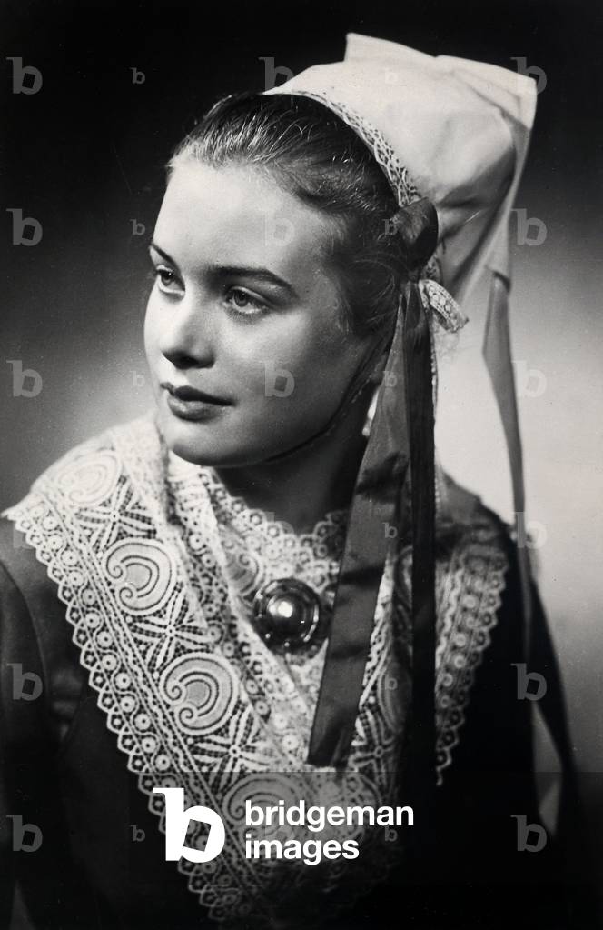Woman wearing traditionnal headgear of Plougastel Daoulas (Brittany, France), 1953