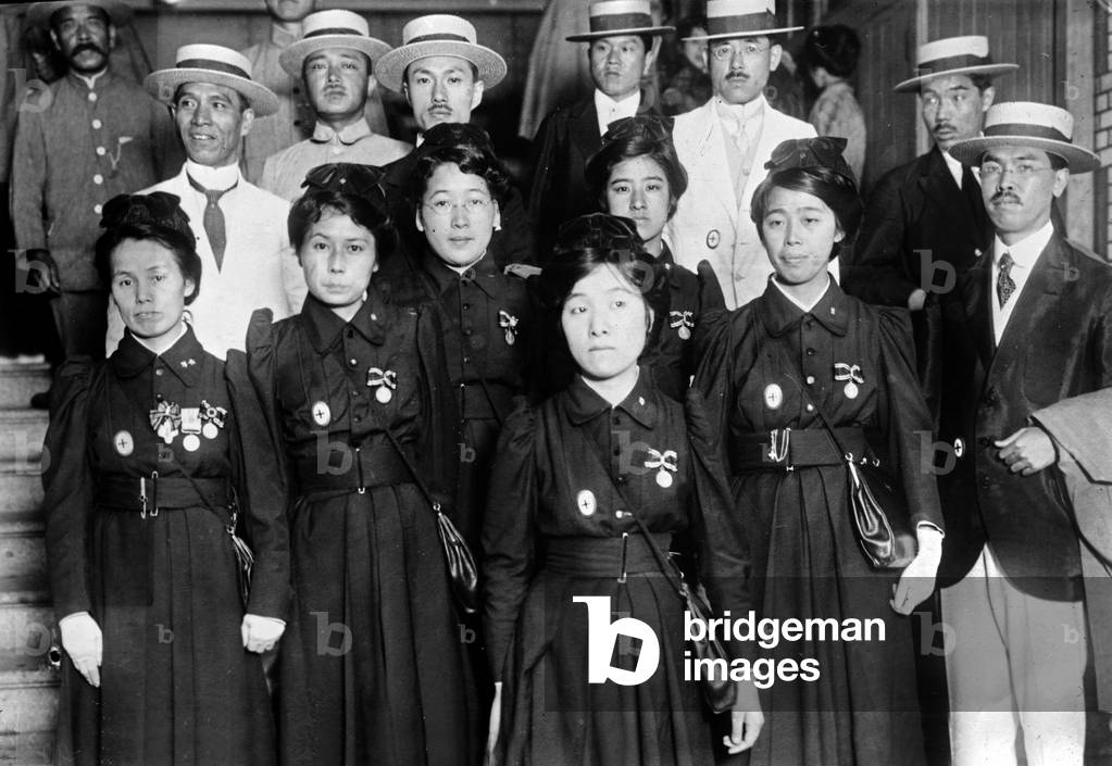 Women of japanese Red Cross, unit for China, c. 1920 (they all have medal)