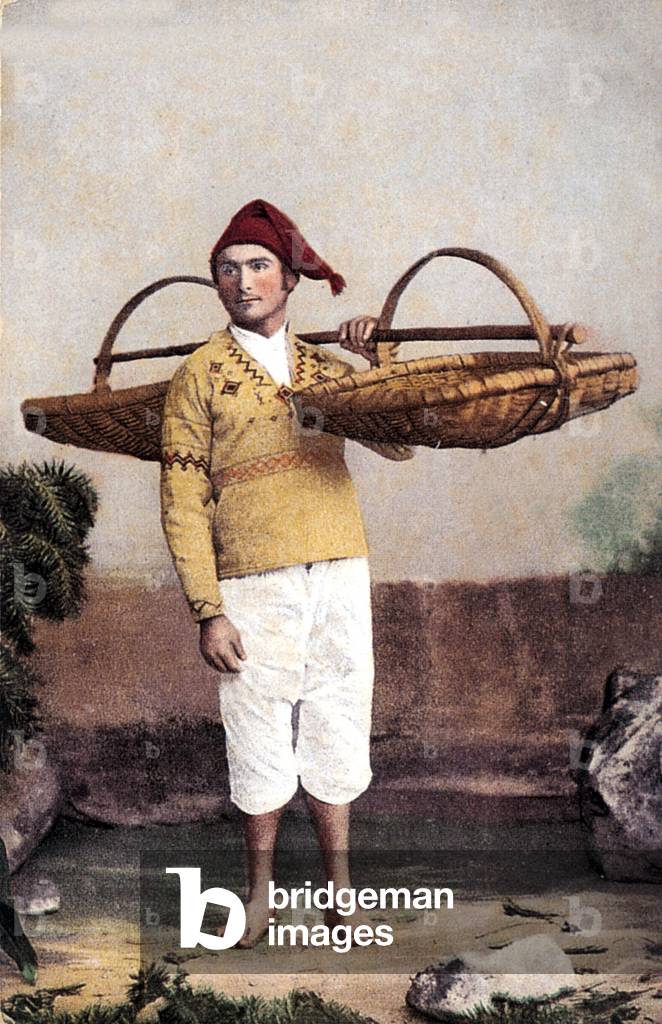 Fish seller from Lisbon, early 20th century (photo)
