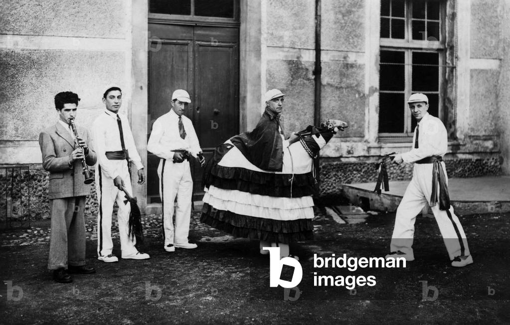 Pezenas (Herault, France): dance of village with cloth animal operated by men, Postcard, c. 1958