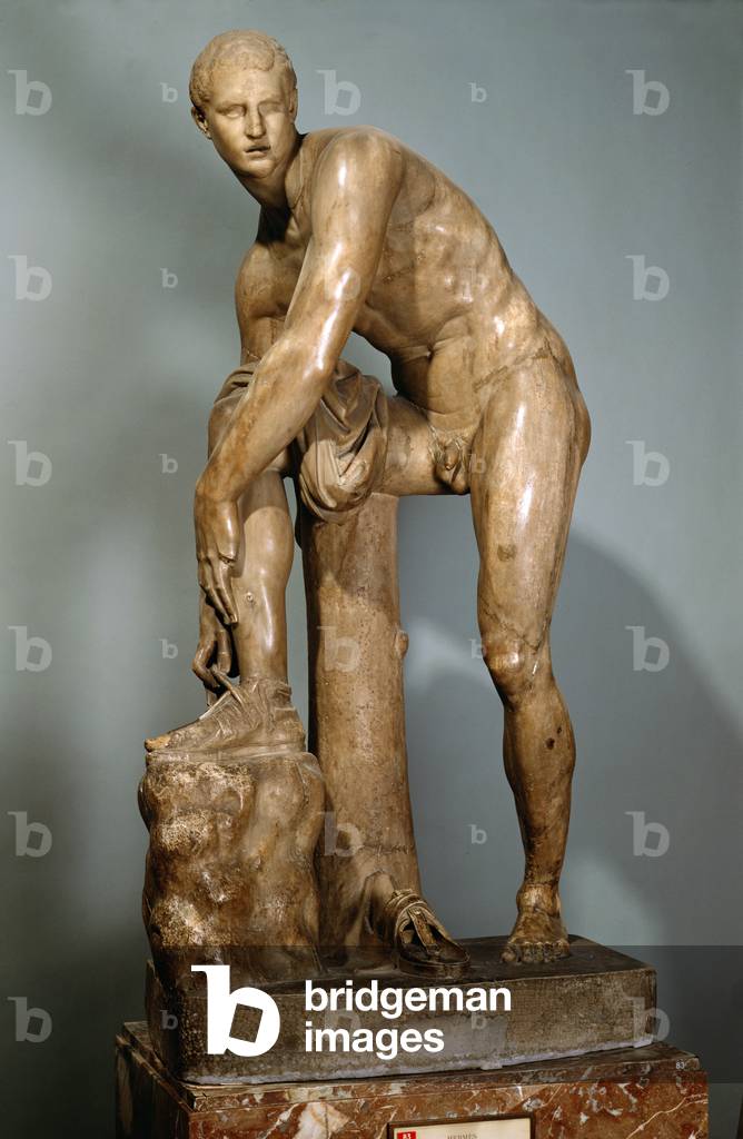 Hermes legando il suo sandalo, copia romana di un originale greco attribuito a Lisippo, I o II secolo d.C. (ma