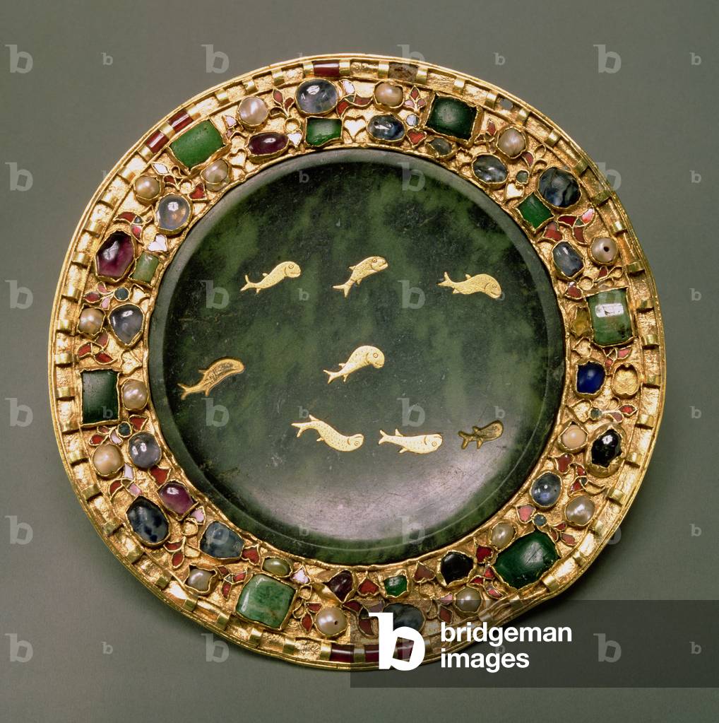 Dish decorated with fish (serpentine, gold and semi-precious stones)