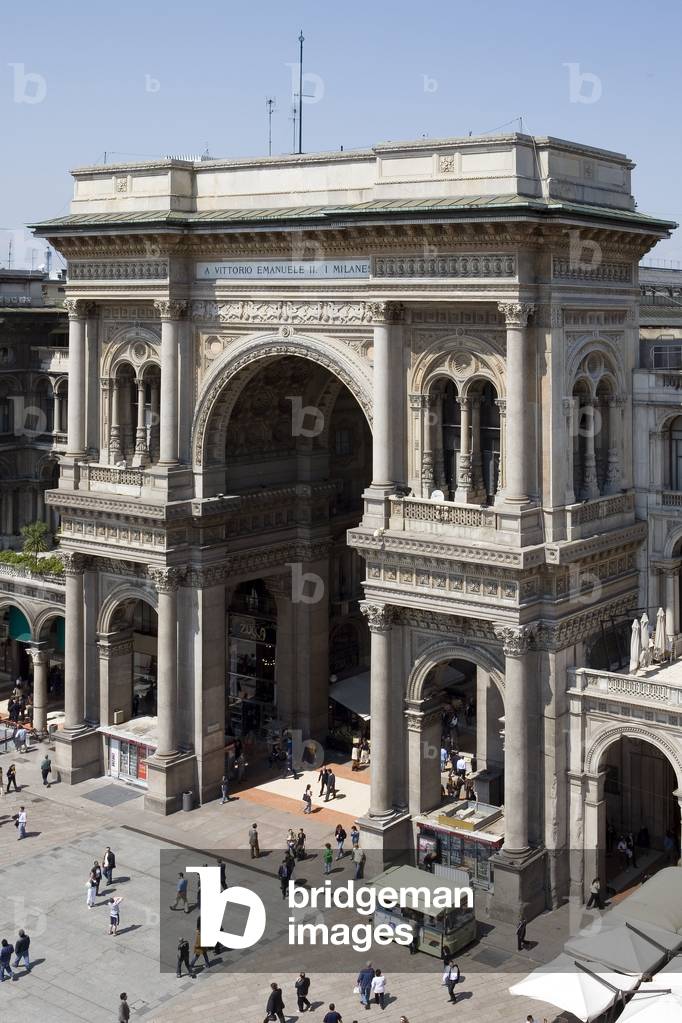Vista dell'ingresso della galleria Vittorio-Emanuele in Piazza Duomo a Milano, Italia Fotografia