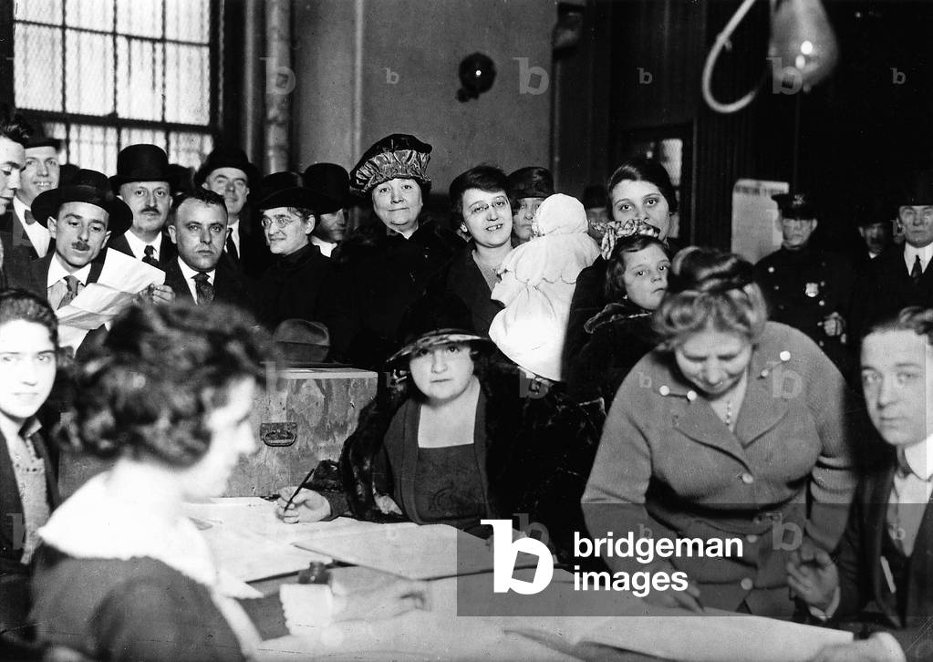 New York women register to vote in the November 2, 1920 presidential election, 1920 (b/w photo)