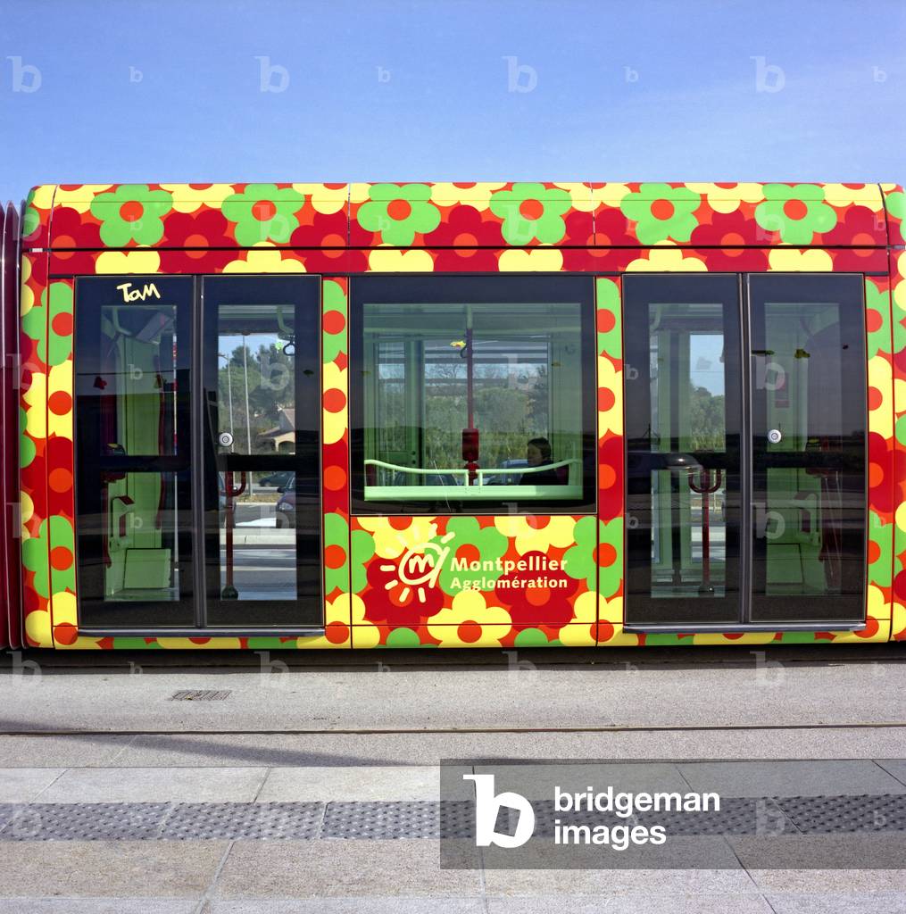 The new T2 tram line in Montpellier, Herault, Languedoc Roussillon (Languedoc-Roussillon). Sabine exchange pole. 2006 architecture. Photography 23/12/06