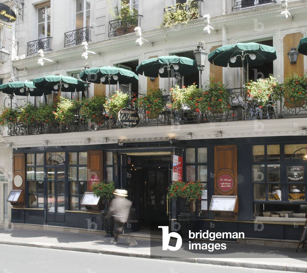 Cafe Le Proope, 13 rue de l'Ancienne Comedie Paris 6th arrondissement. The oldest cafe in Paris. Founded in 1686 by Francesco Procopio dei Coltelli, emblematic figures such as Voltaire, Danton, Robespierre, Marat and Benjamin Franklin cotoye this prestigious place. Photography 29/07/08.