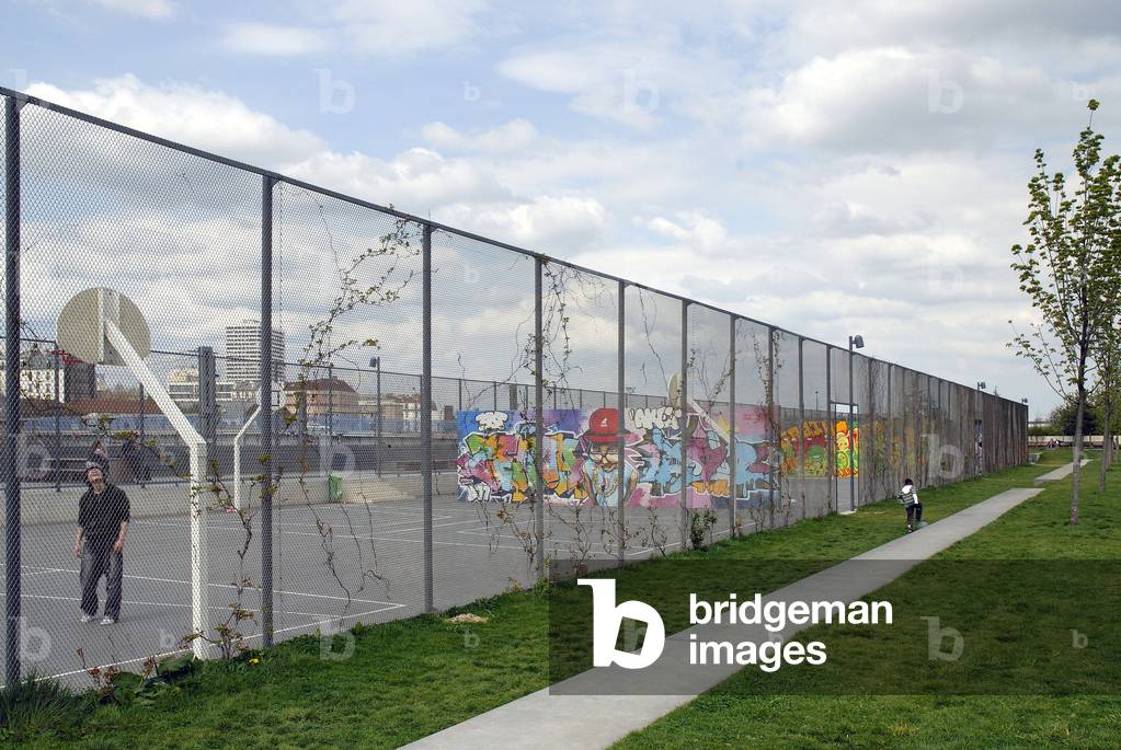 Les Jardins d'Eole, 43-45 rue d'Auvervilliers in Paris 75018. Conception Michel Corajoud and Claire Corajoud, ADR Architectes, 2007. Photography 10/04/09.