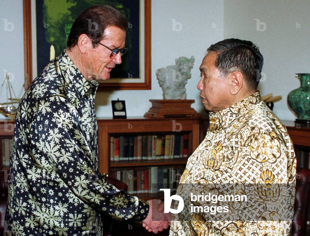 Image of BRITISH ACTOR AND UNICEF AMBASSADOR ROGER MOORE PAYS A COUTESSY