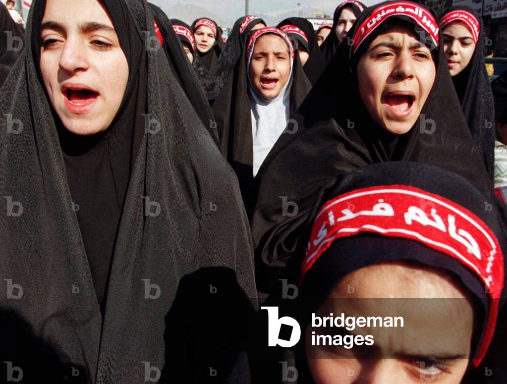 Image of Le ragazze iraniane gridano slogan mentre arrivano alla ...
