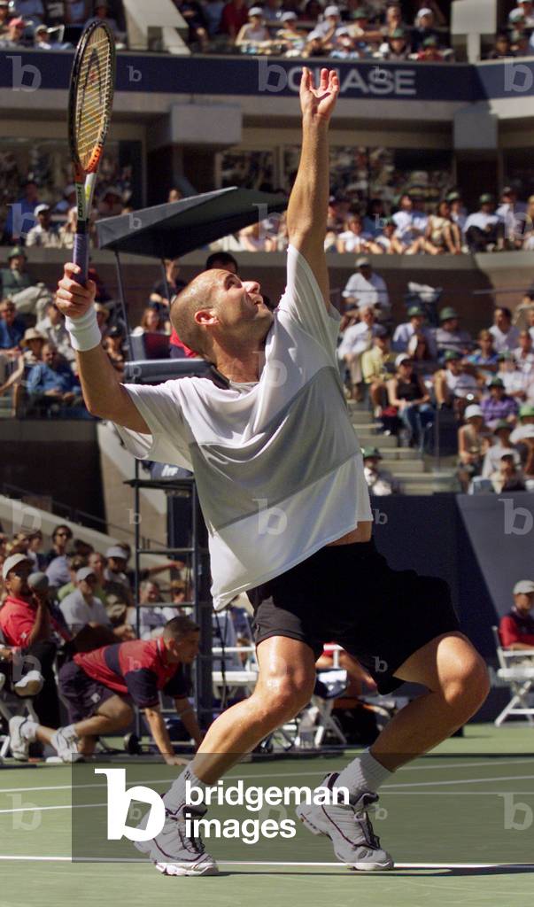 ANDRE AGASSI SERVES TO YEVGENY KAFELNIKOV IN US OPEN SEMIFINAL, 1999-09-11 (photo)