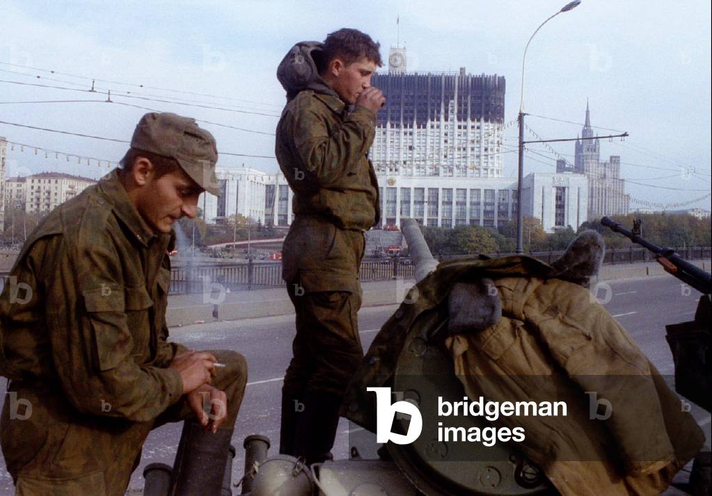 Russian soldiers guard the Moscow's White House parliament building in the centre of Moscow October .., 1993-10-05 (photo)