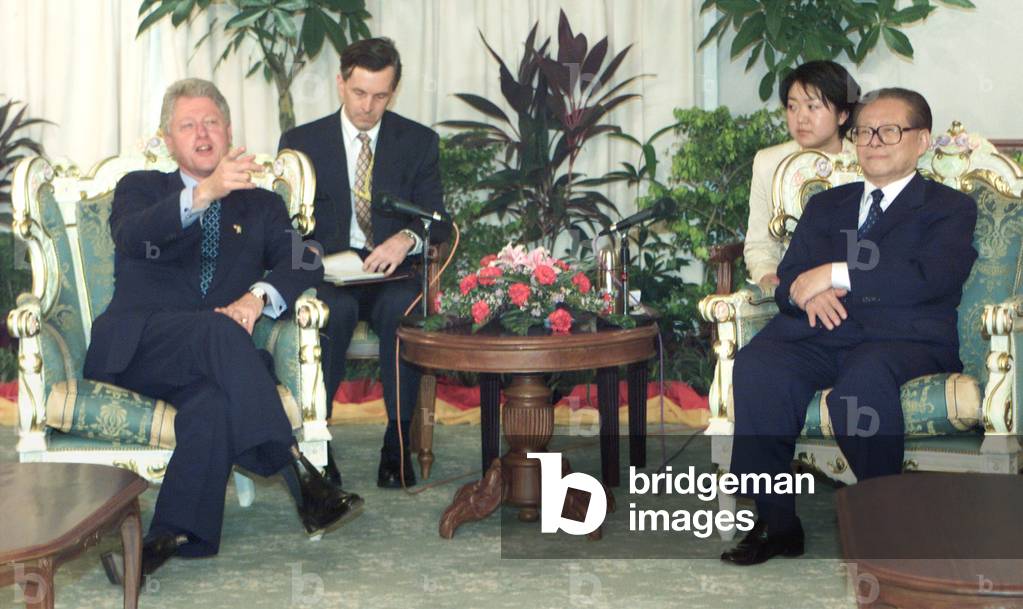 US PRESIDENT CLINTON AND HIS CHINESE COUNTERPART JIANG TALK DURING APEC IN BANDAR SERI BEGAWAN, 2000-11-16 (photo)