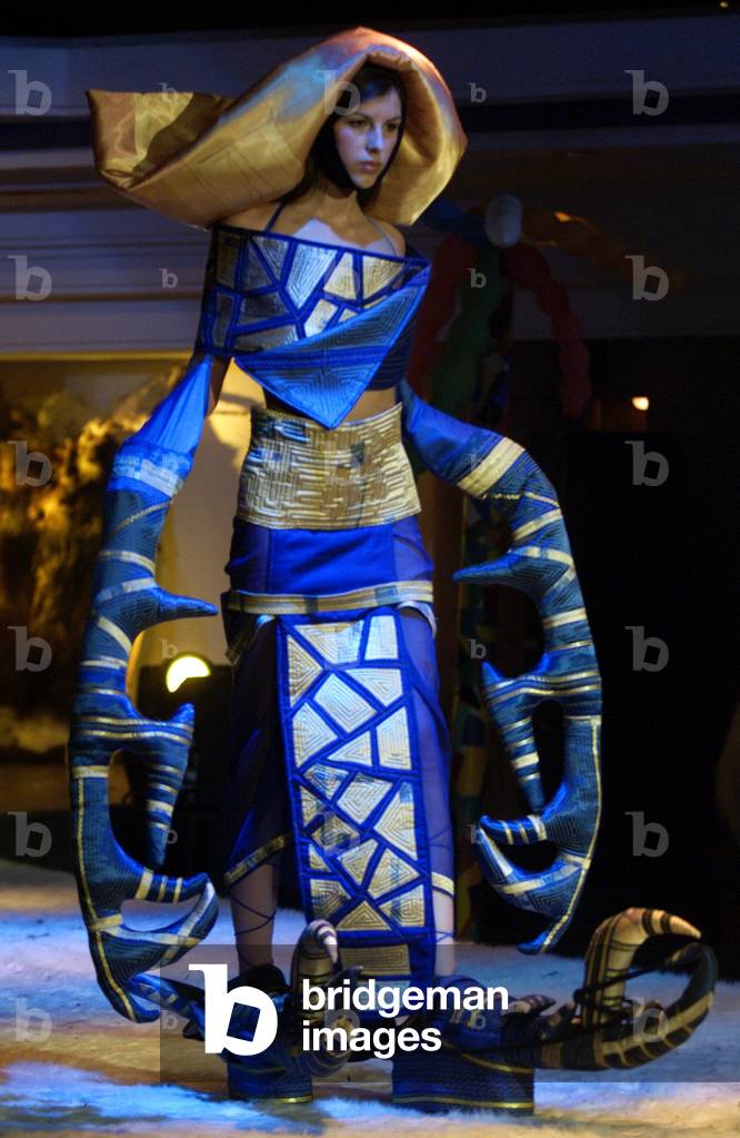 MODEL SHOWS OUTFIT BY BELARUSSIAN DESIGNER NATALIA TSYGANKOVA IN MINSK, 2001-04-01 (photo)