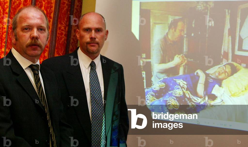 Image of DON SIMMS FATHER OF VCJD VICTIM JONATHAN SIMMS STANDS ALONGSIDE
