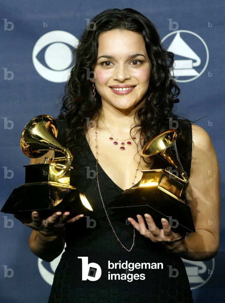 Image of Singer Norah Jones poses for photographers with her Grammy Award