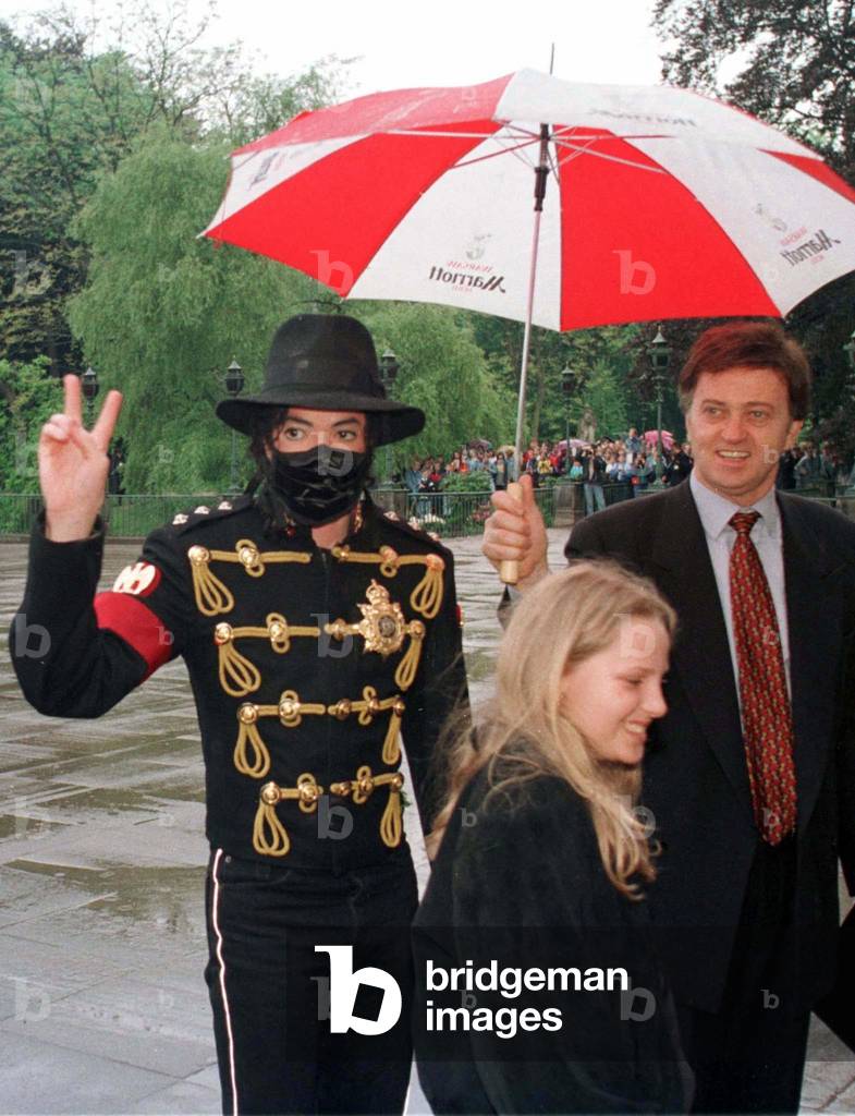 Image of MICHAEL JACKSON SHOWS V-SIGN DURING A TOUR IN WARSAW, 1997-05-27